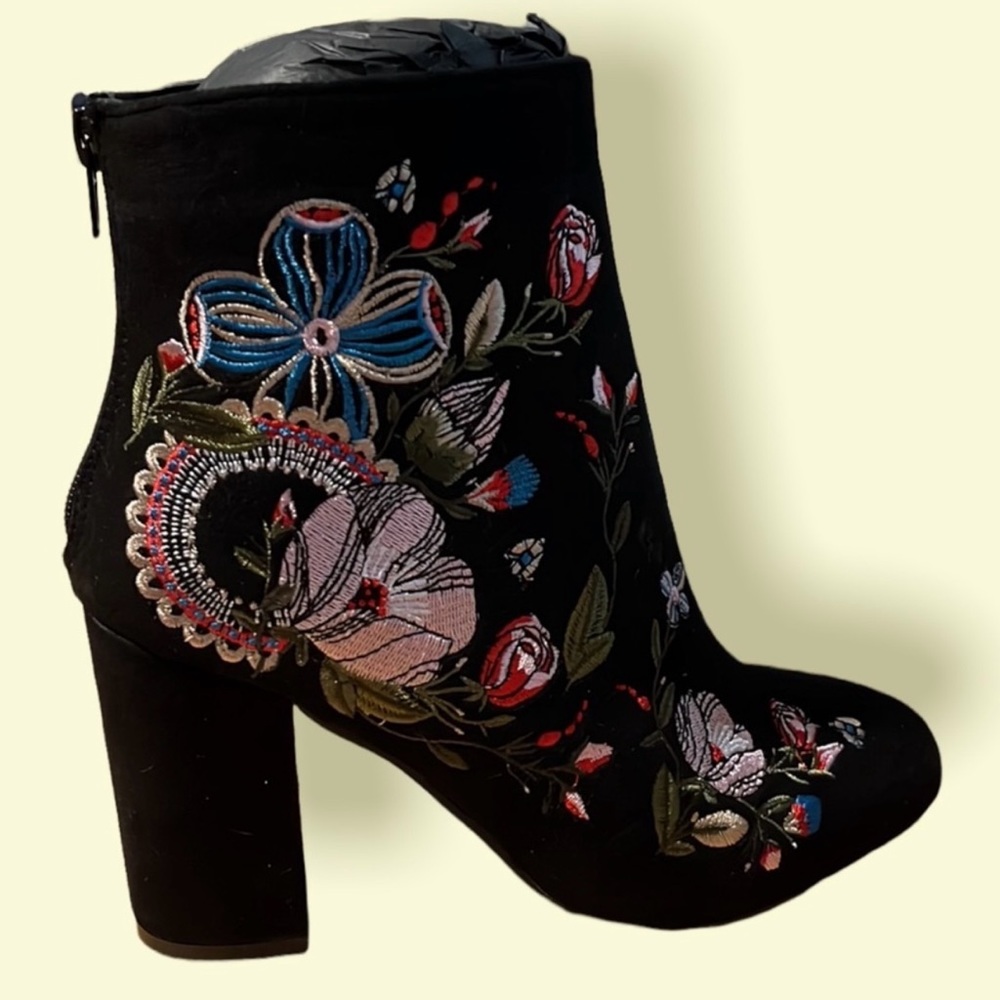 DFRNT Floral, Faux Suede, zipper in the back, bootie boots, boho, SZ 8.5
